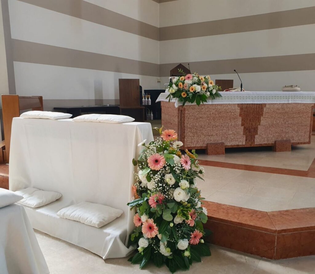 Allestimento chiesa inginocchiatoio e altare con gerbere e lisianthus