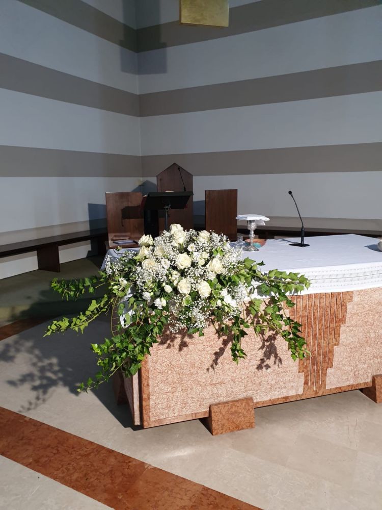 Altare rose bianche e gibsofila