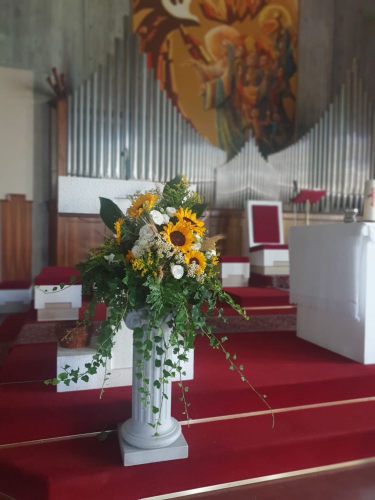 Composizione leggio con girasoli, spighe e lisianthus