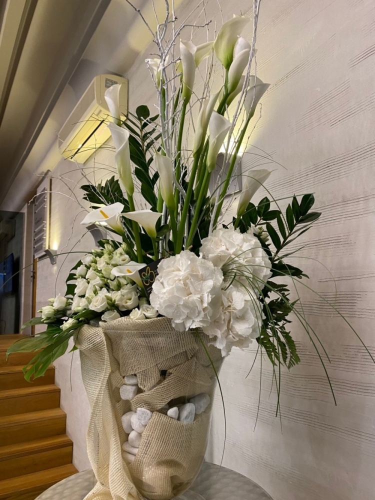 Composizione in vaso con Calle, ortensie e lisianthus bianchi