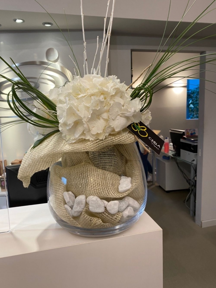 Composizione in vaso con ortensie bianche