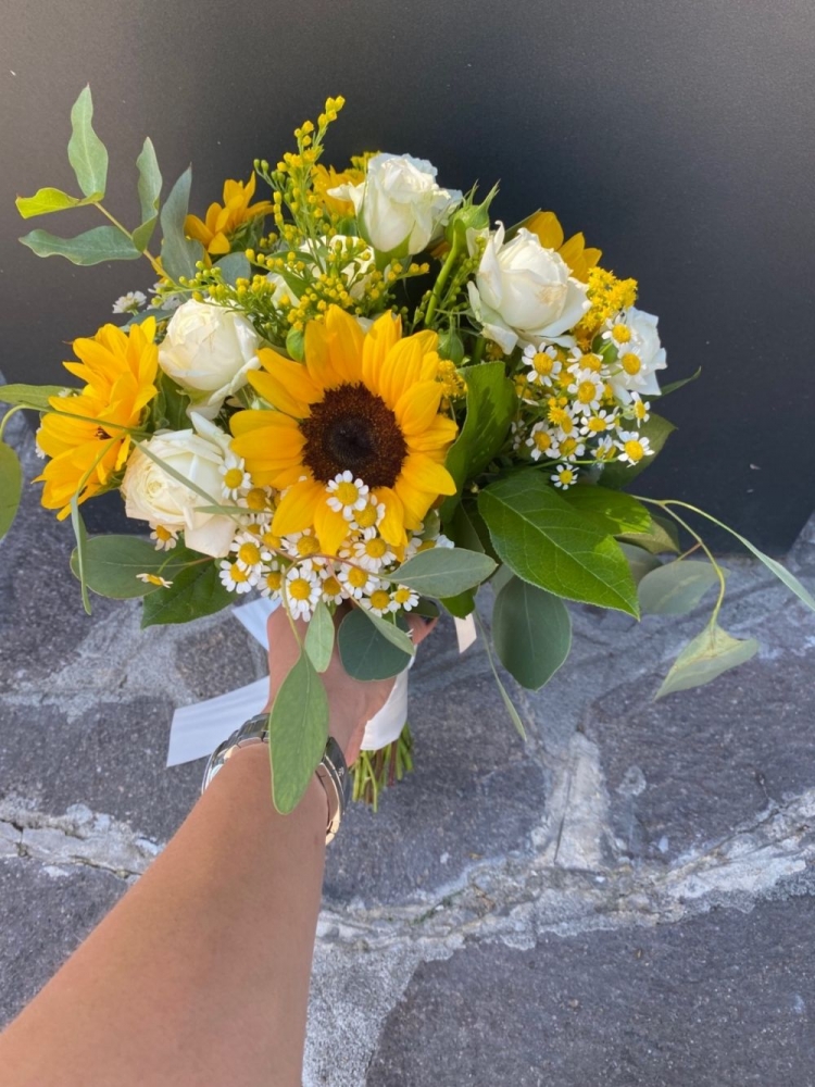 Bouquet sposa con girasoli, camomilla e rosa grappolo