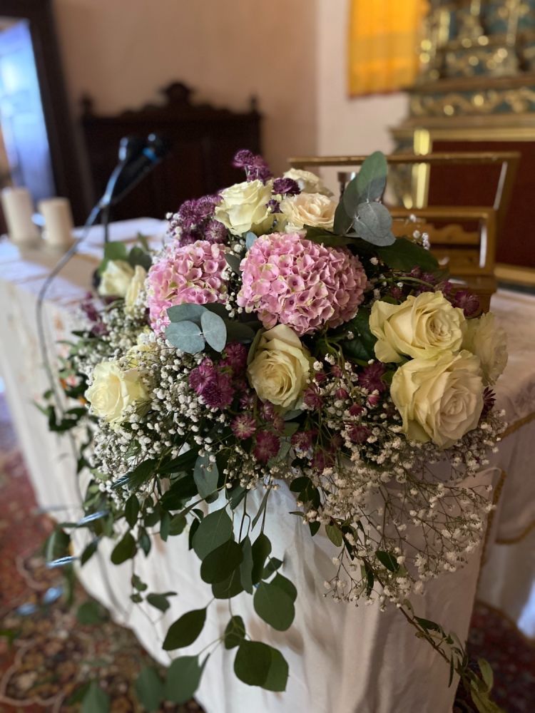 Centro altare con ortensia rosa e rosa bianca