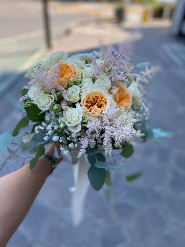 Bouquet sposa con astilbe rosa, rosa inglese e rosa grappolo bianca
