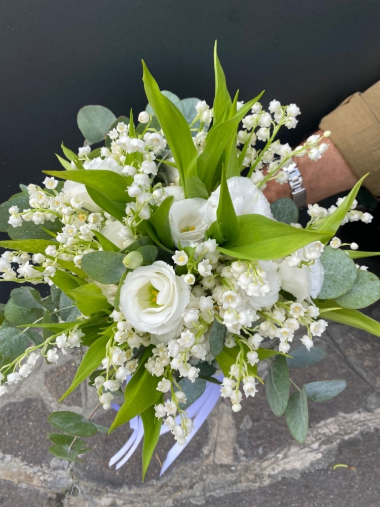 Bouquet sposa con mughetto e lisianthus