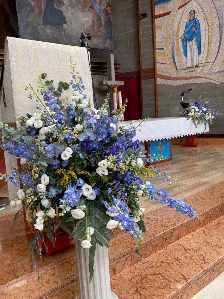 centro leggio con delphinium e lisianthus