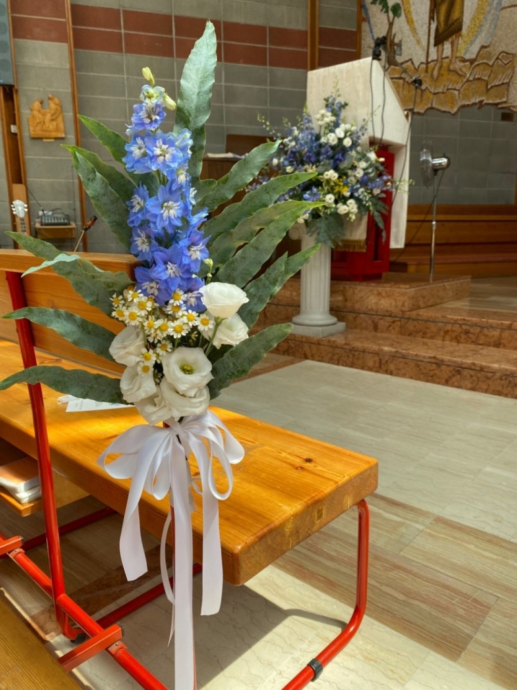 composizioni banchi con delphinium, lisianthus e camomilla