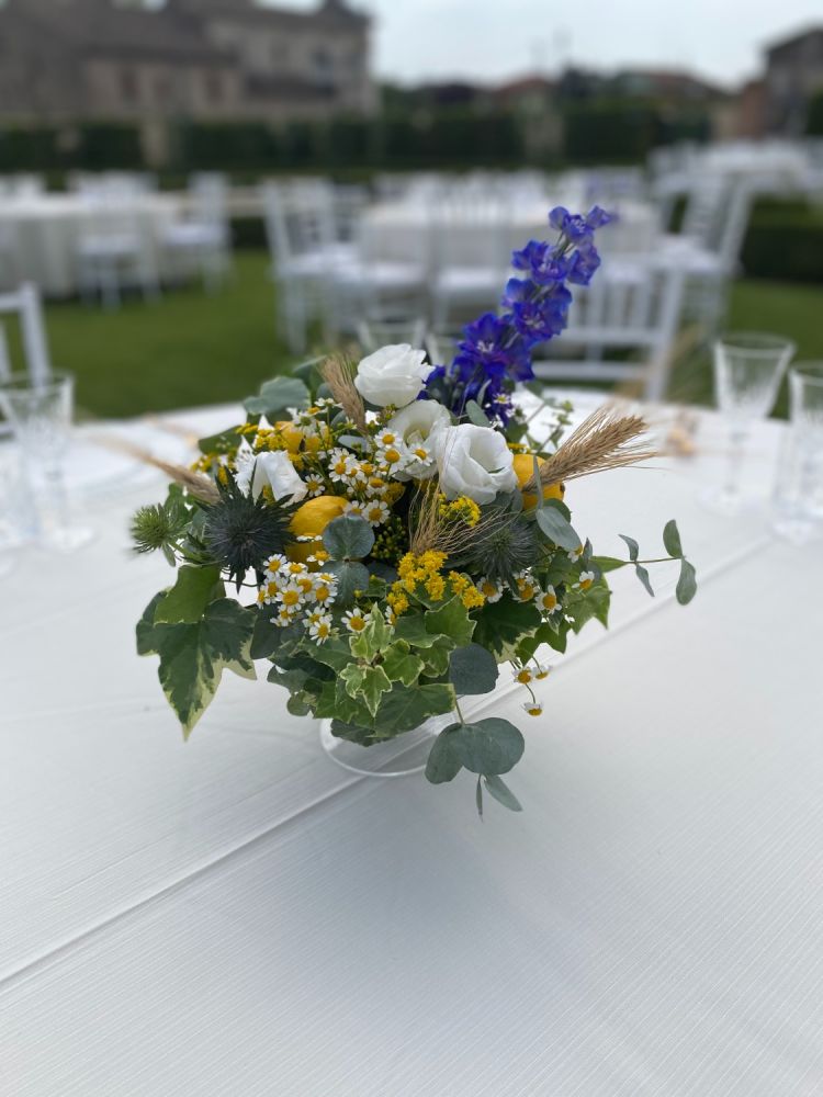 Centro tavola con limoni, lisianthus, spighe e delphinium