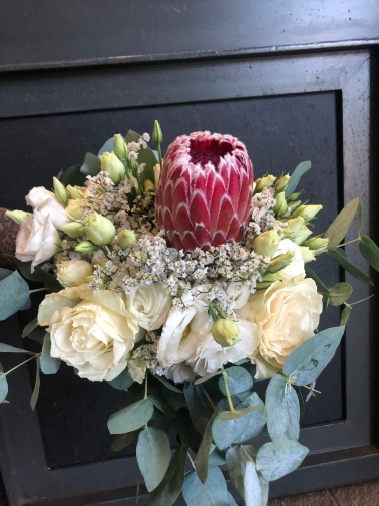 Bouquet sposa con protea, lisianthus e populus