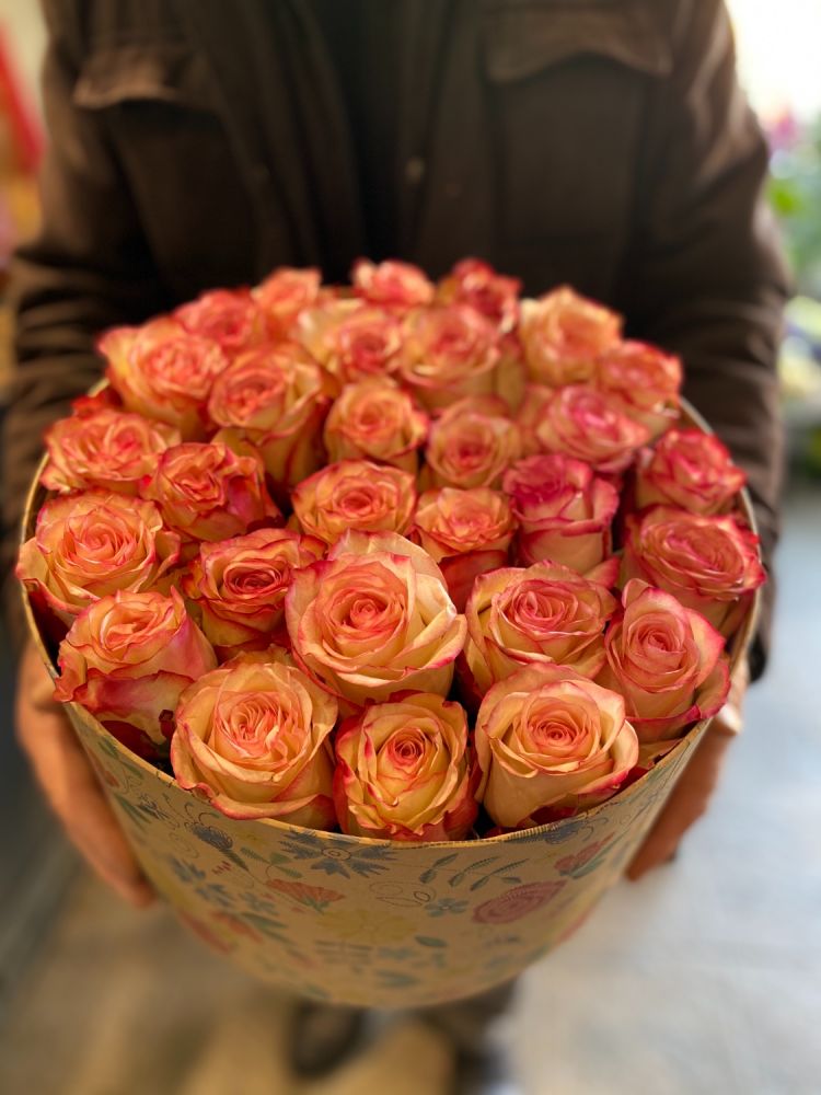Box, scatola con rose paloma fresche.