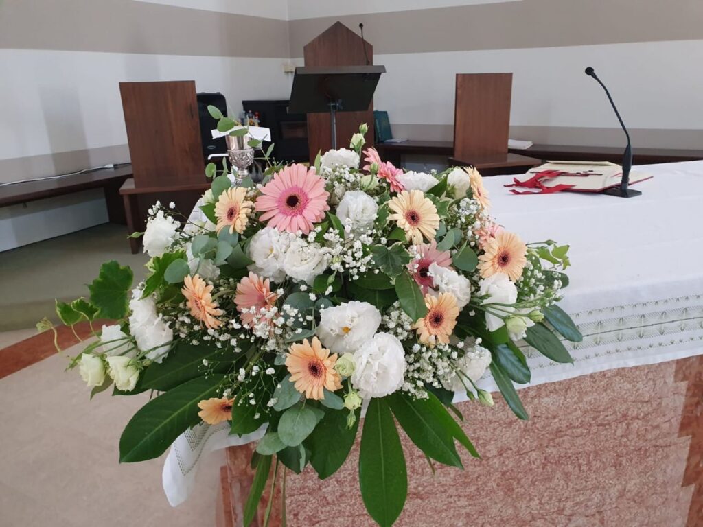 Composizione altare con gerbere e lisianthus